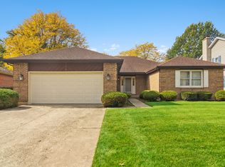 126 Golf View Cir, Prospect Heights, IL 60070