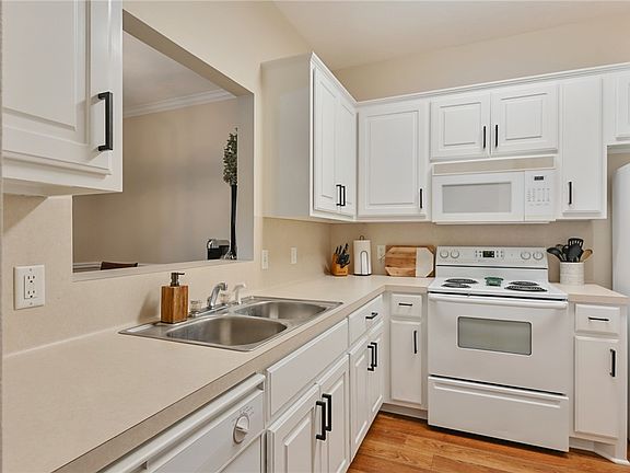 5th image of 1702 Deacon Dr APT 204