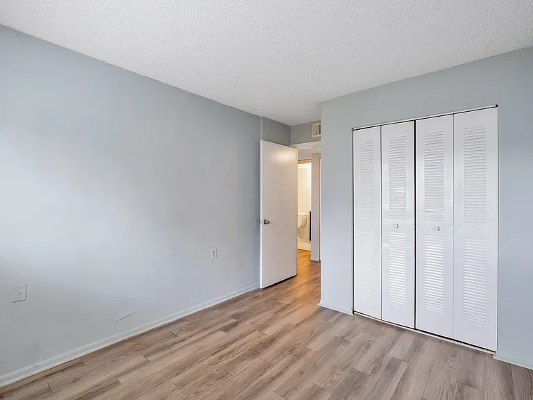 1153 Lake Victoria Dr #I — Photo 15