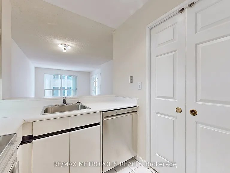 7 Carlton St #810 — Photo 23