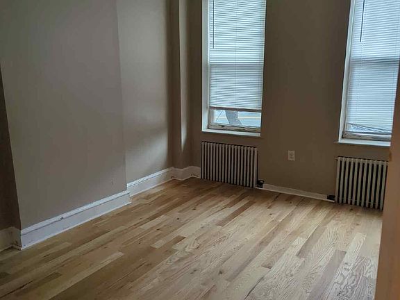 3rd image of 1221 W 4th St #1