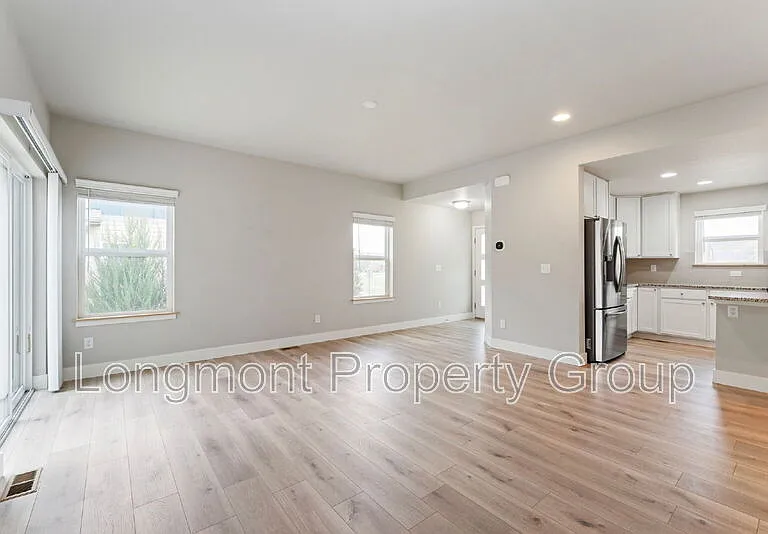 1303 S Oak Ct — Photo 4