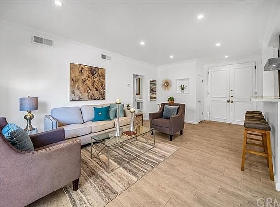 3rd image of 622 S Barrington Ave APT 105