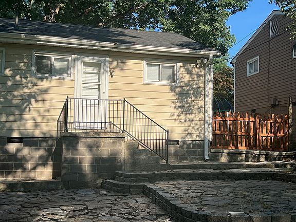 5th image of 1405 Larson St