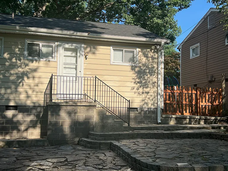 1405 Larson St — Photo 5