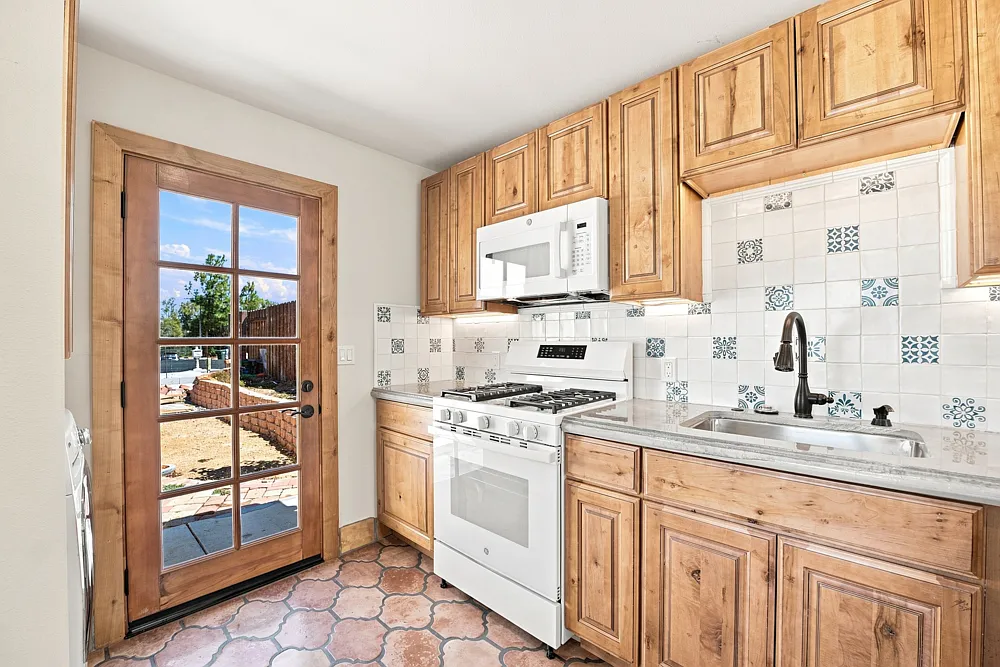 Studio, 1.5 bath, 350 sqft, $1,995 — Photo 2