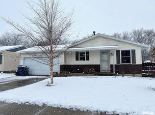 5366 Hillandale Rd, Davenport, IA 52806