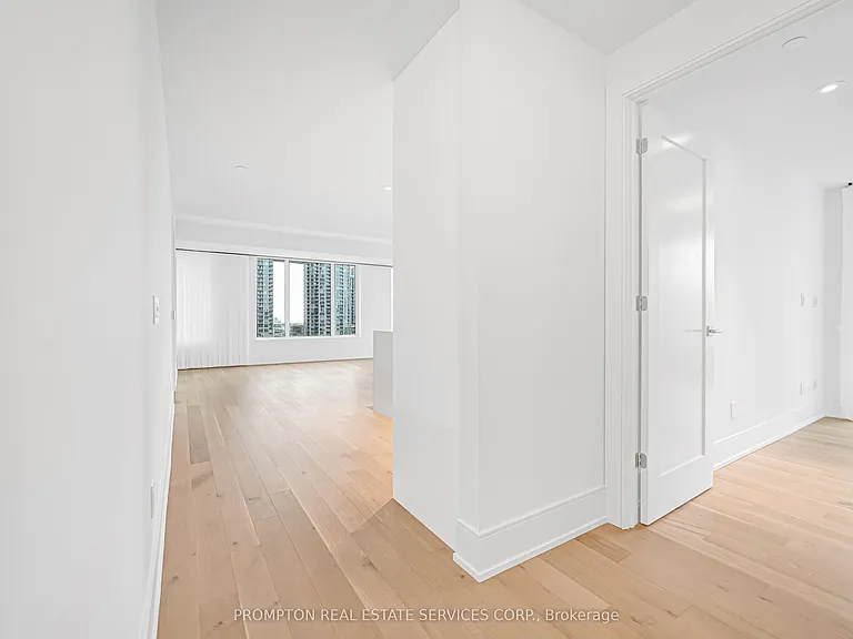455 Wellington St W #908 — Photo 10