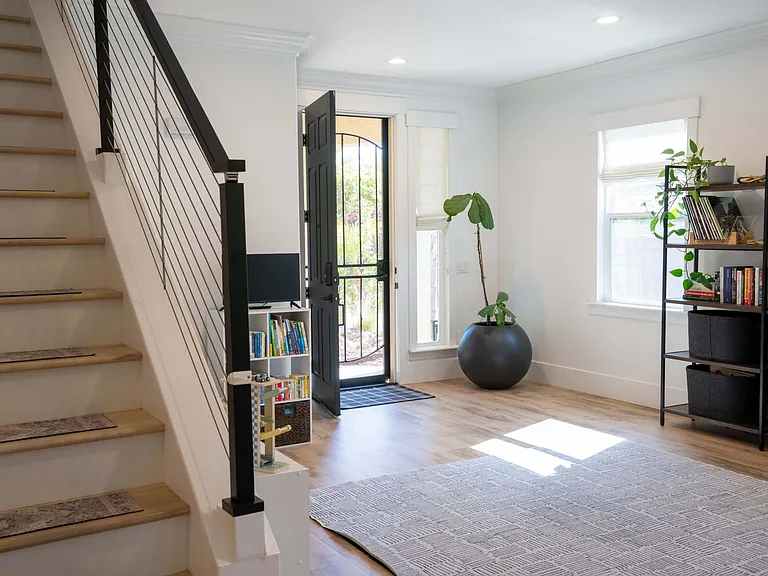 33896 Calafia St — Photo 7