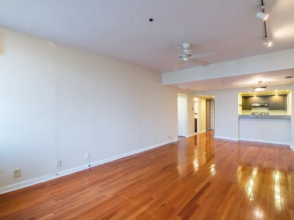 301 Race St APT 520, Philadelphia, PA 19106
