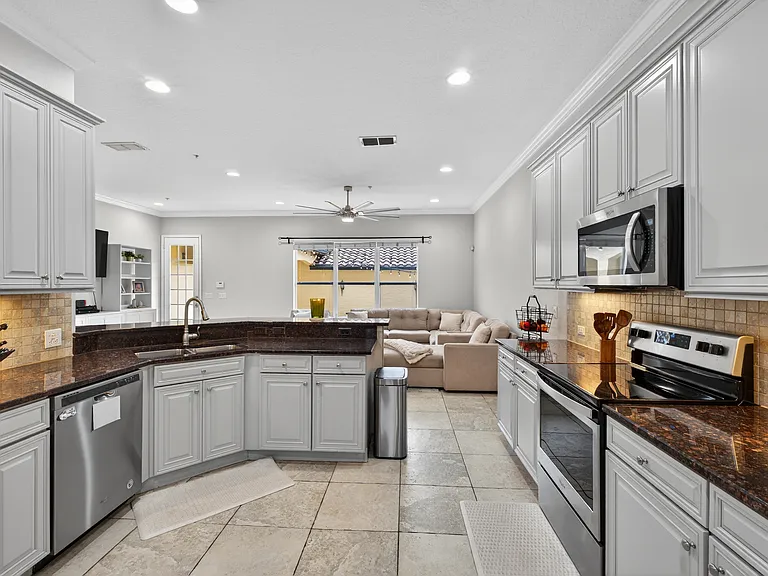 1121 Charming St — Photo 7