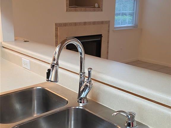 4th image of 1002 Willow Green Ct