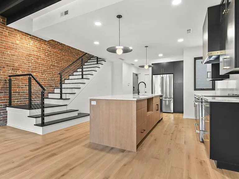 312 E Adams St #B — Photo 2