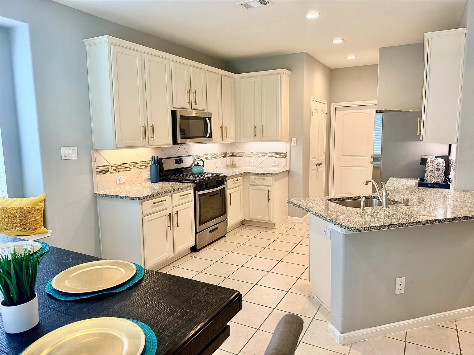 3 bed, 2.5 bath, 1519 sqft, $2,200 — Photo 2