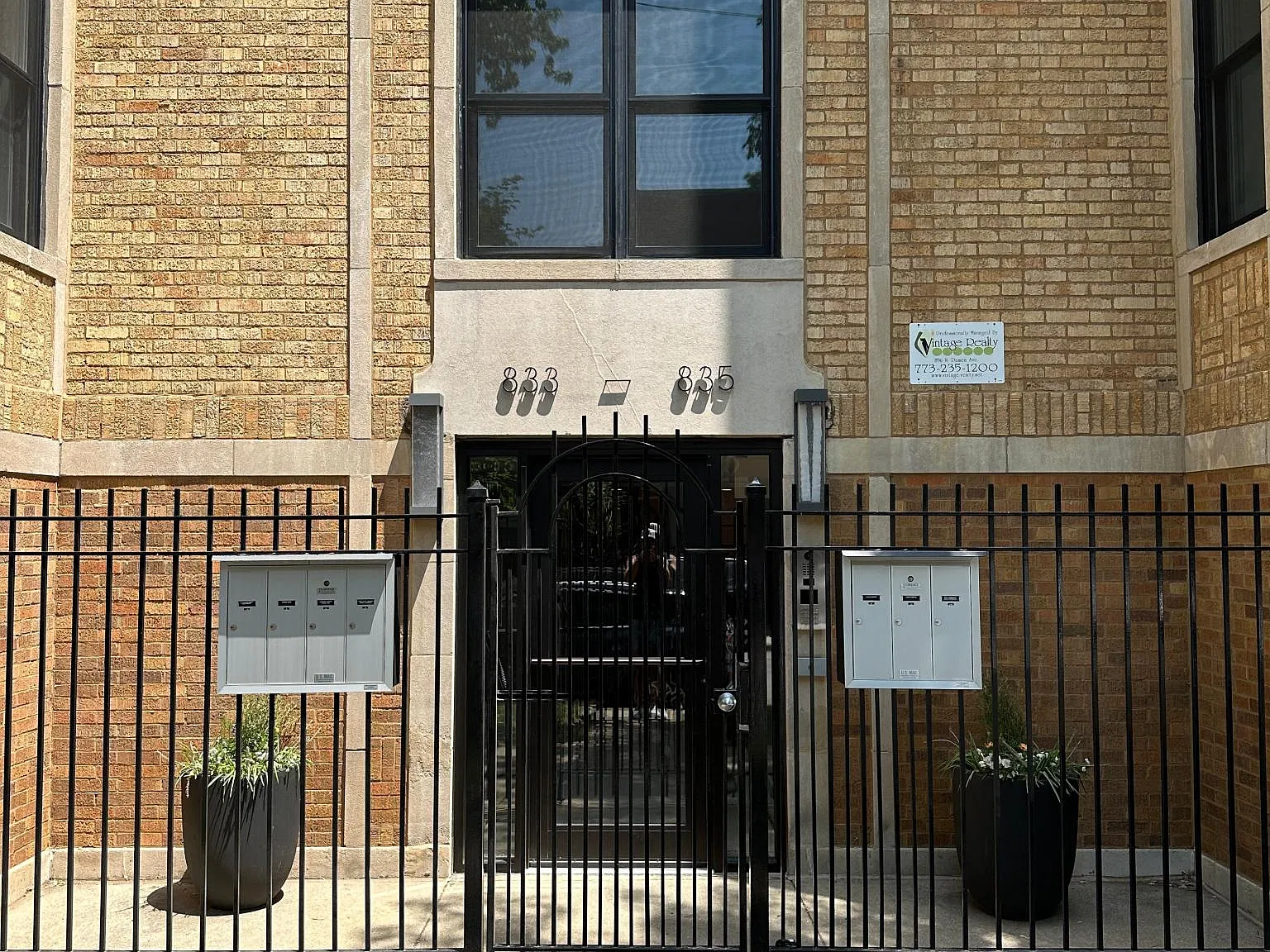 833 N Hoyne Ave — Photo 1