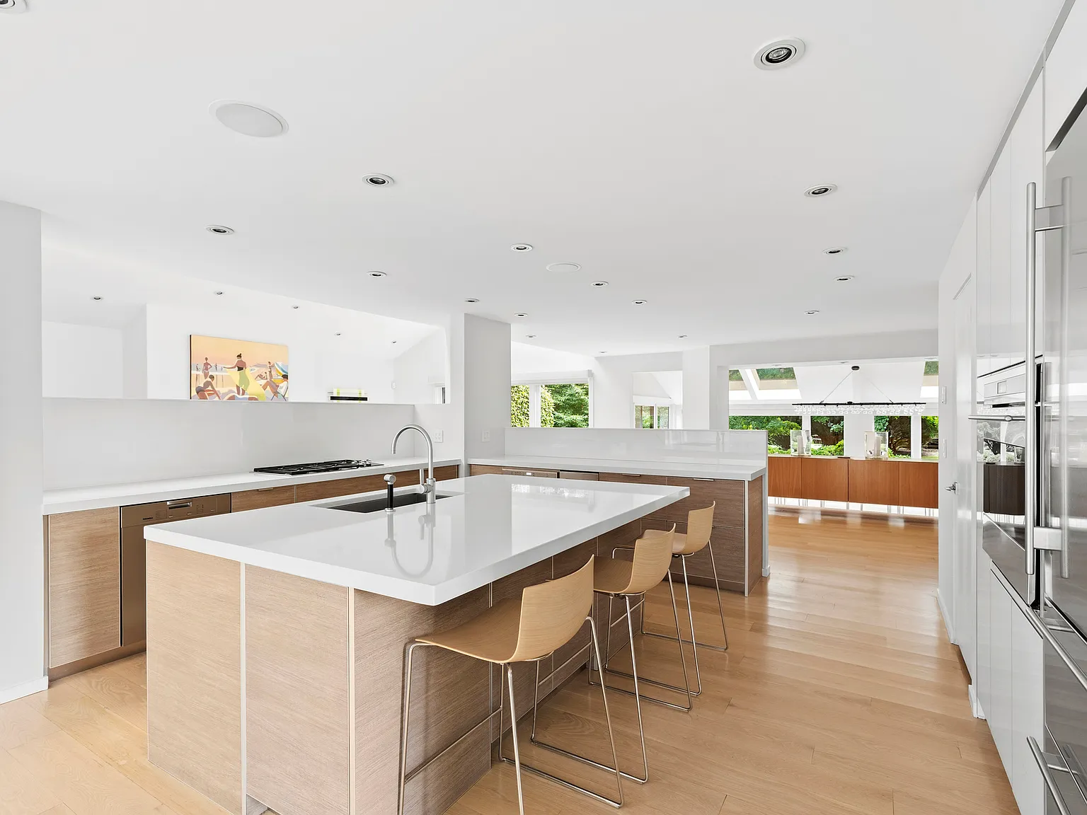 Private Bridgehampton Living South of the Highway — Photo 4