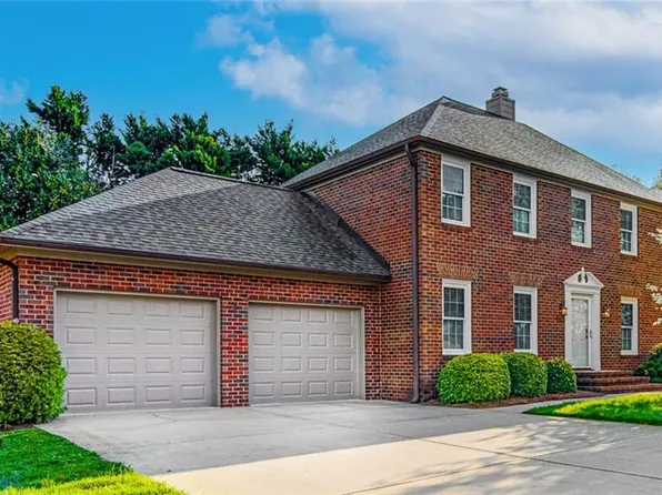 101 Village Dr, Jamestown, NC 27282