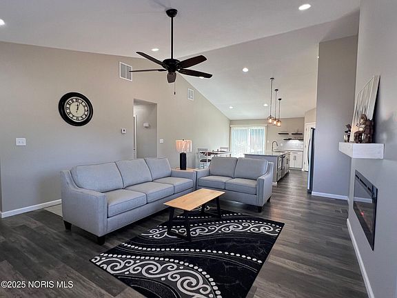 5th image of 987 Greenbrier Rd #104
