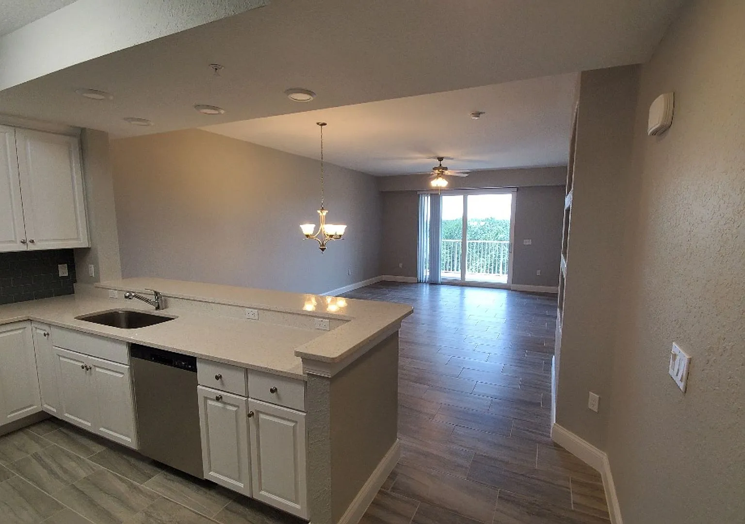 New Luxury Condo Riverwalk — Photo 3