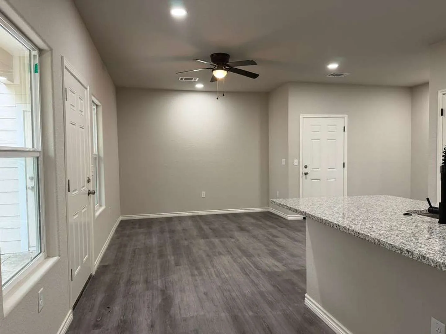 Spacious 2-Story 3BR Apartment Near Shopping, Parks & Major Highways in San Antonio — Photo 4