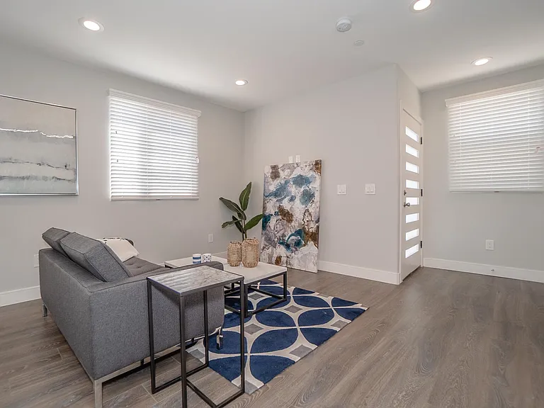 2631 S La Salle Ave — Photo 24