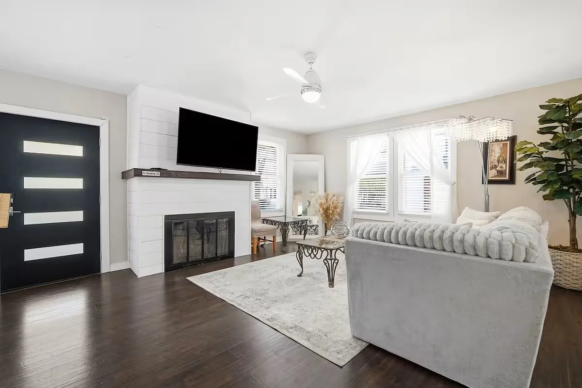 4 bed, $2,500 — Photo 2