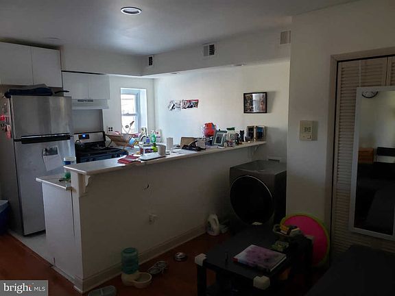 2nd image of 2325 Catharine St Floor 3