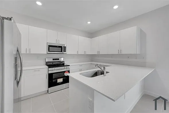 3 bed, $3,000 — Photo 1