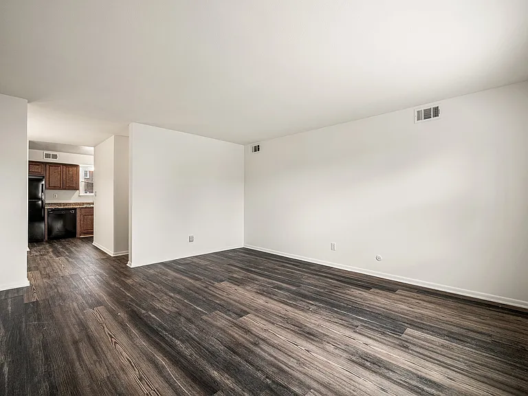 Middleboro Crest Apartments — Photo 20