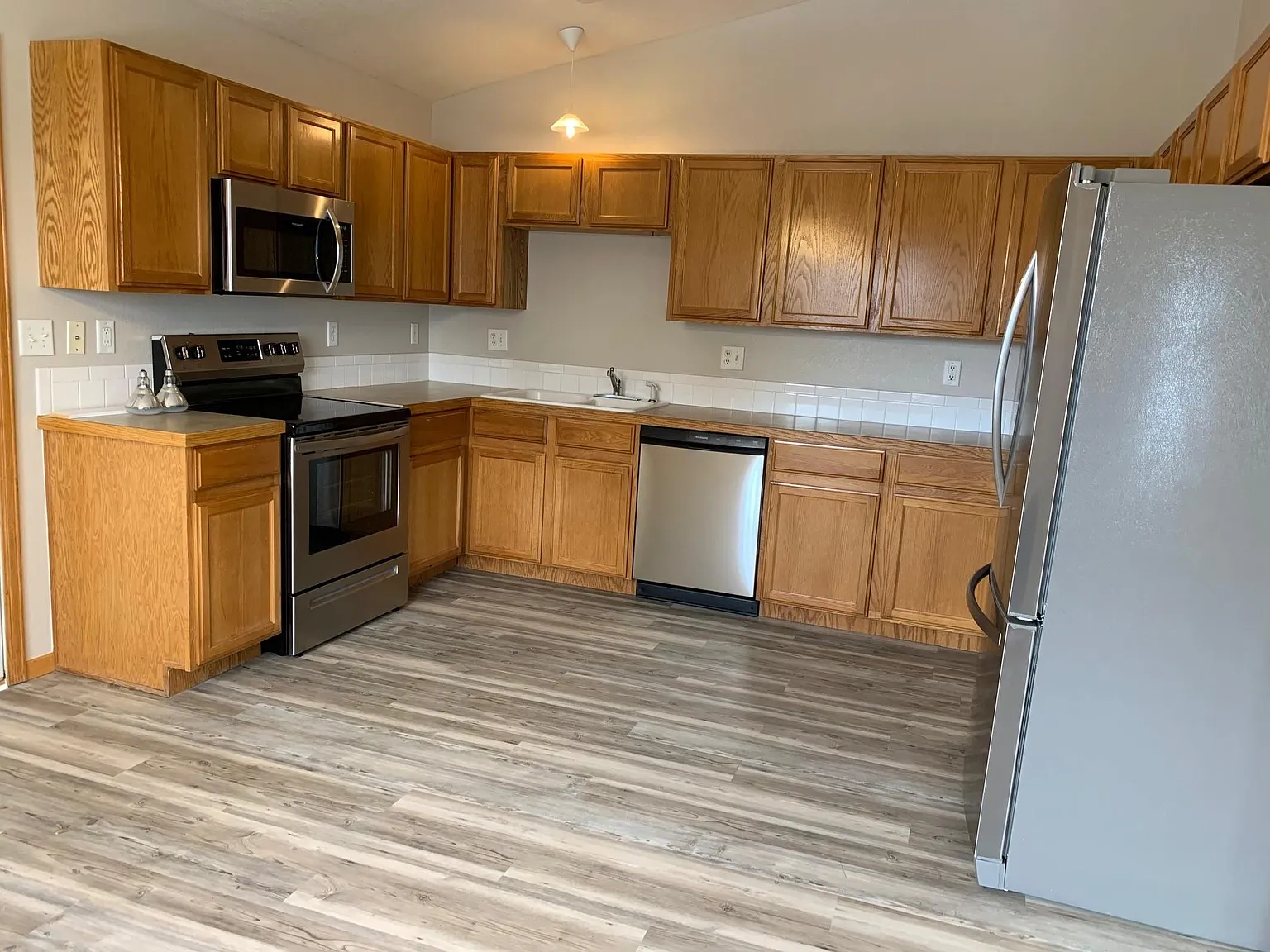 5 bed, 2312 sqft, $2,700 — Photo 2