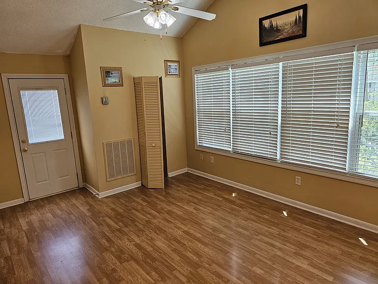 605 Waterford Dr — Photo 3