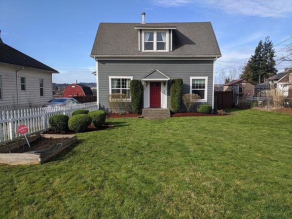 Large full-fenced front yard with planting bed