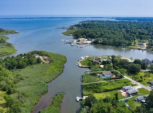 13 Bayberry Ln, East Quogue, NY 11942
