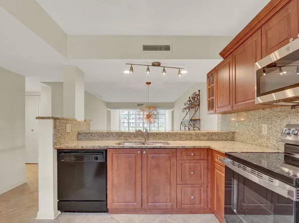 3636 WHITEHALL Drive #105, West Palm Beach, FL 33401