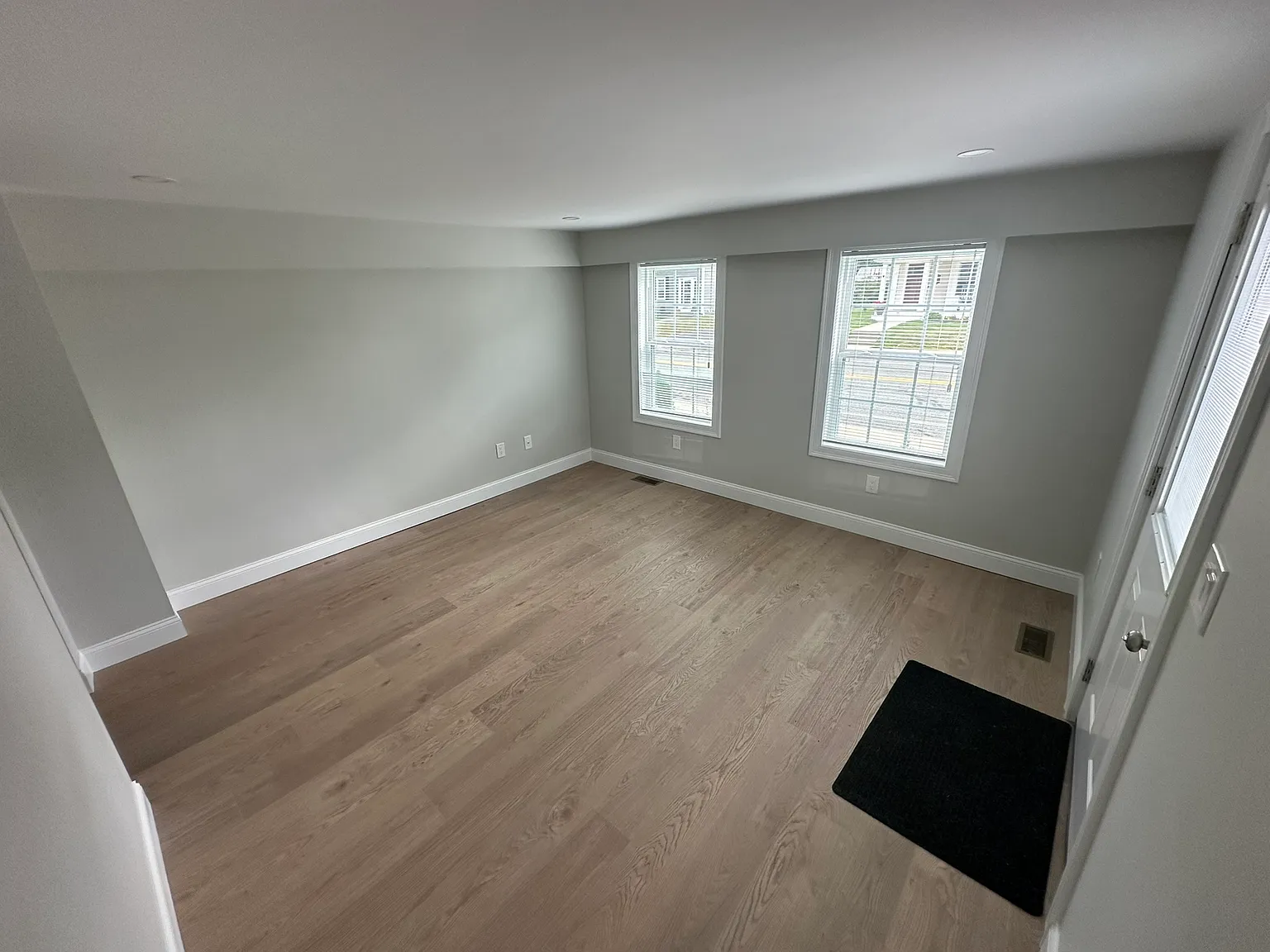 2 bed, 950 sqft, $3,000 — Photo 3