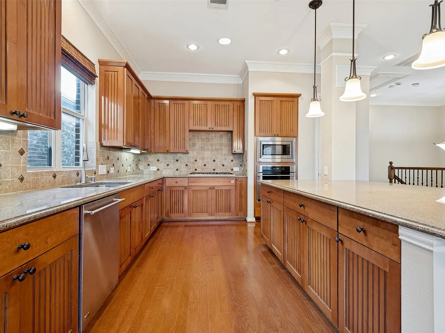 3 bed, 2.5 bath, 2309 sqft, $3,800 — Photo 3