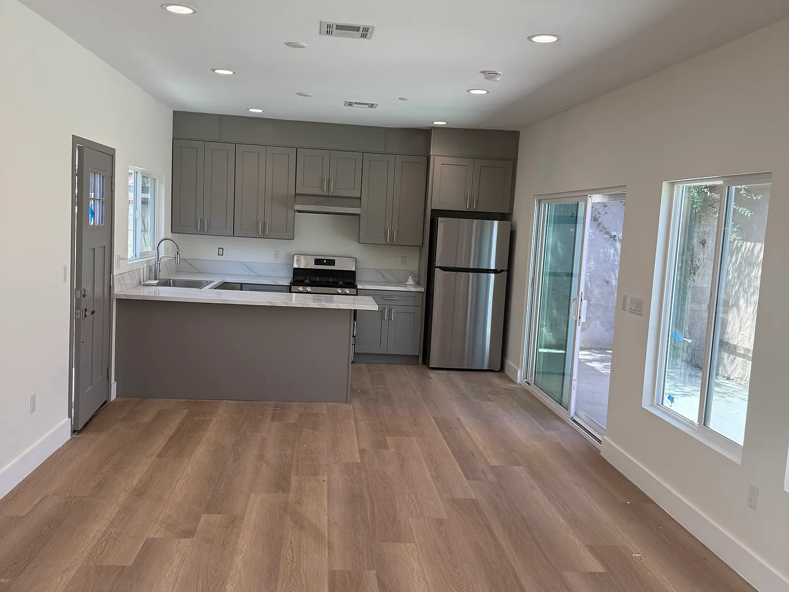 2 bed, 1000 sqft, $3,000 — Photo 1