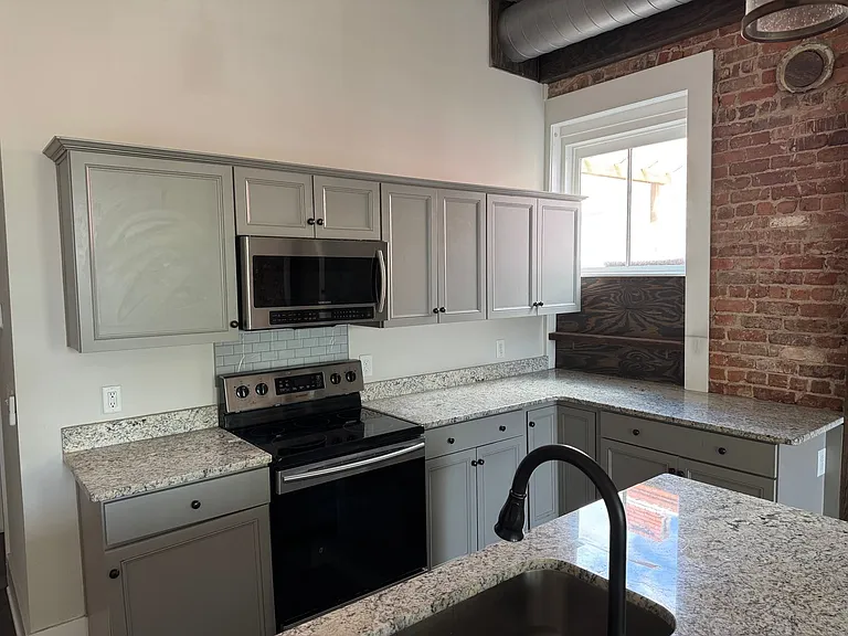 125-127 W Solomon St — Photo 4