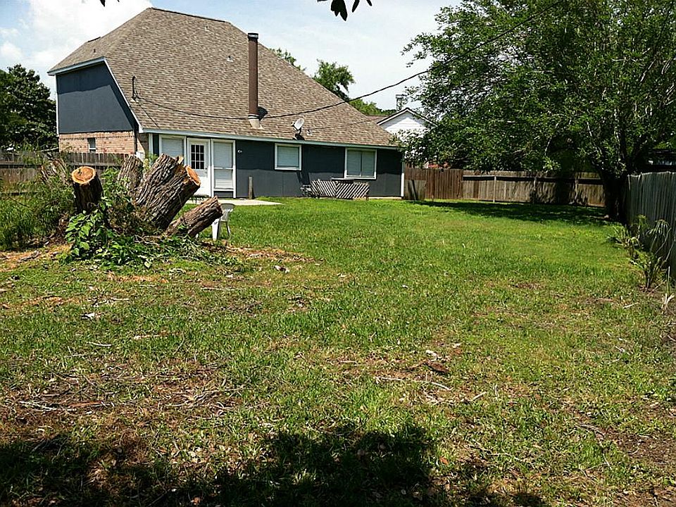  Large backyard ready for a pool and Deck