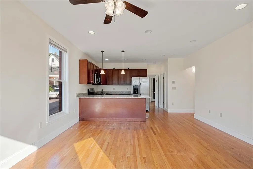 3 bed, 2.0 bath, 1500 sqft, $4,100 — Photo 3