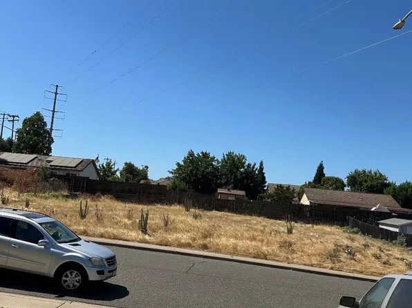 Crow Creek Dr, Oakdale, CA 95361