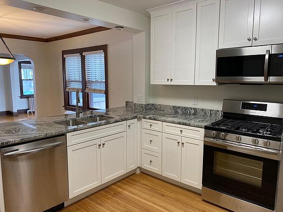 5th image of 1034 Saint Clair Ave #1