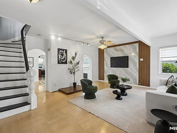 5th image of 310 Centre Avenue
