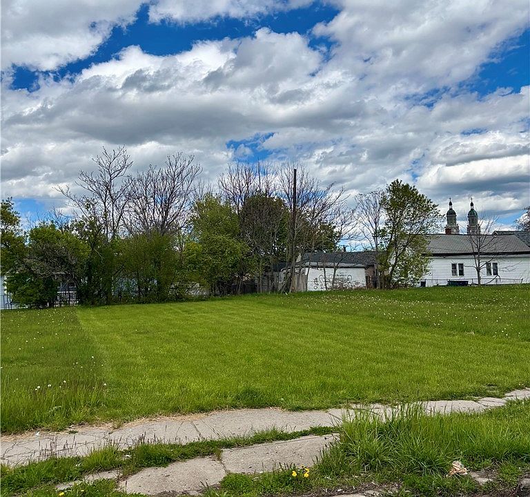 1st image of 746 William St Lot 35