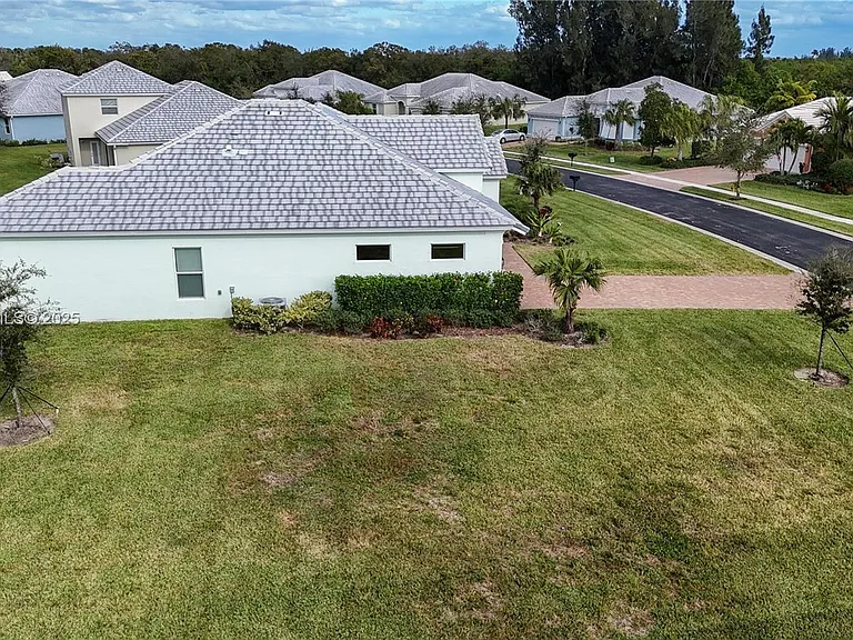 6555 Barbados Ct — Photo 33