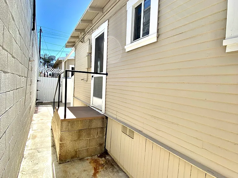 1032 W 1st St #B — Photo 14