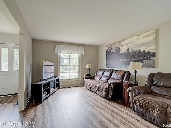 5th image of 36058 Barkley St