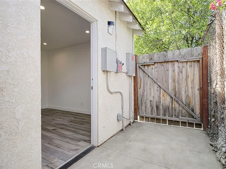 11326 Haskell Ave — Photo 15