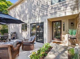1211 Chatham Ct, Libertyville, IL