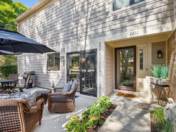 1211 Chatham Ct, Libertyville, IL 60048